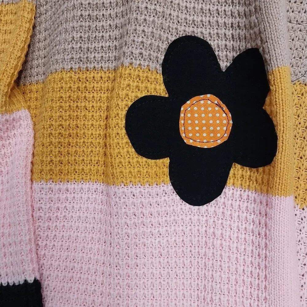3673 Size XL Popcorn Cardigan Sweater with Applisque Flowers. - Picture 2 of 6